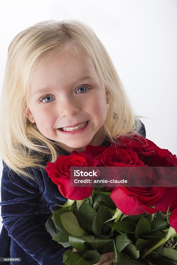 Feliz niña sosteniendo un ramo de flores. - Foto de stock de Agarrar libre de derechos