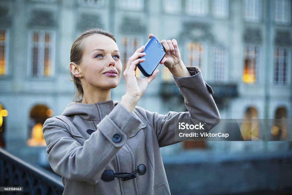 Elegante Jovem mulher tirando uma foto - Foto de stock de Fotógrafo royalty-free