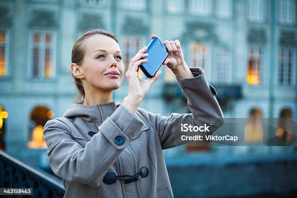 Foto de Elegante Jovem Mulher Tirando Uma Foto e mais fotos de stock de Fotógrafo - Fotógrafo, Robô, 20 Anos