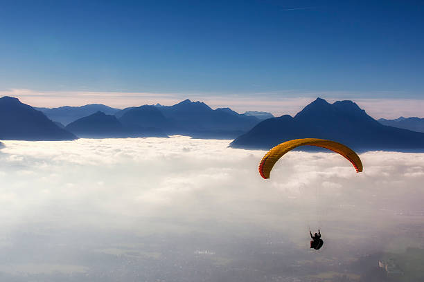 fallschirmsport - paragliding sport austria parachuting stock-fotos und bilder