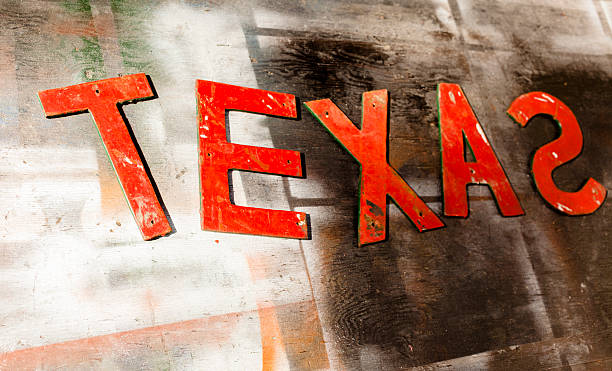 istock Signs: 'Texas' sign in red letters on wooden wall. 463175603