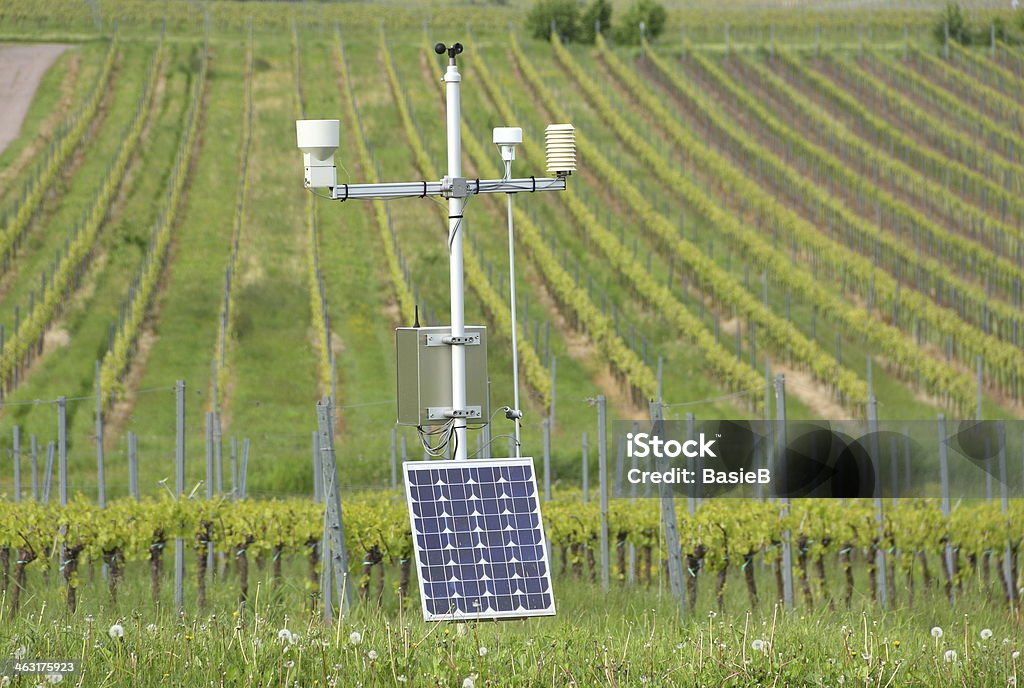 Solar powered Wetterstation - Lizenzfrei Wetterstation Stock-Foto