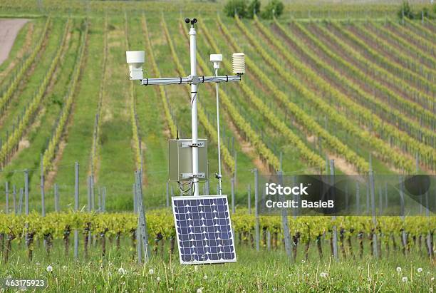 Solar Powered Wetterstation Stockfoto und mehr Bilder von Wetterstation - Wetterstation, Anzeigeinstrument, Ausrüstung und Geräte
