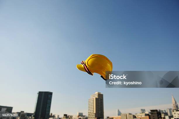 黄色工事用ヘルメットフライング中旬に Air アゲインスト澄んだ空 - カラー画像のストックフォトや画像を多数ご用意 - カラー画像, クローズアップ, ビジネス