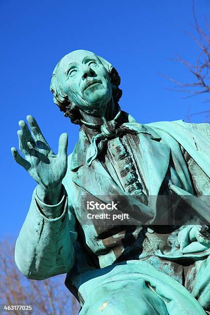 Hans Christian Andersen Mundialmente Famoso Poeta En Kongens Han Foto de stock y más banco de imágenes de Alegría