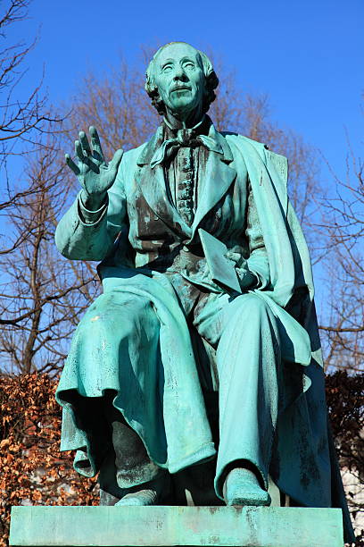 hans христианский андерсон знаменитый поэт в kongens, - denmark copenhagen hans christian andersen statue стоковые фото и изображения