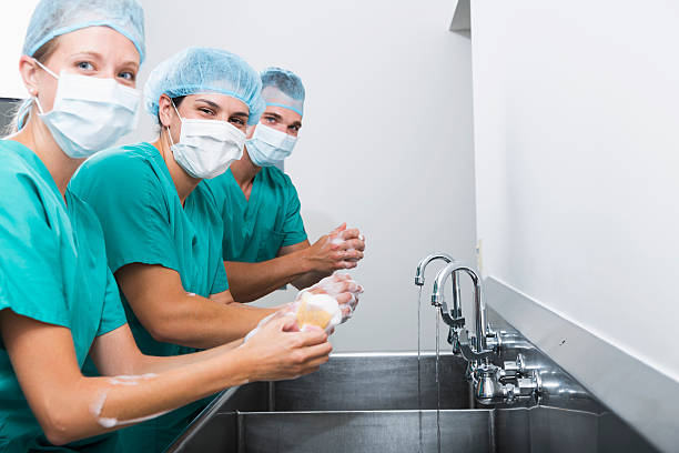cirujanos de lavado de manos - scrubbing up fotografías e imágenes de stock