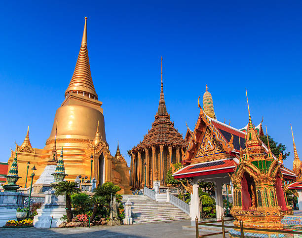 wat phra kaeo, templo do buda esmeralda de banguecoque, tailândia - gold pagoda temple synagogue imagens e fotografias de stock