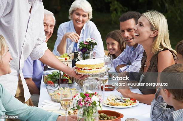 幸せな家族の屋外でのバースデー - 家族のストックフォトや画像を多数ご用意 - 家族, 屋外, 食事する