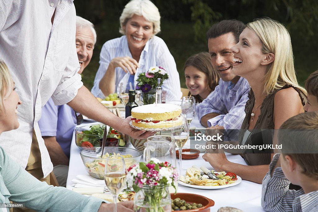 Família feliz comemorando um aniversário ao ar livre - Foto de stock de Exterior royalty-free