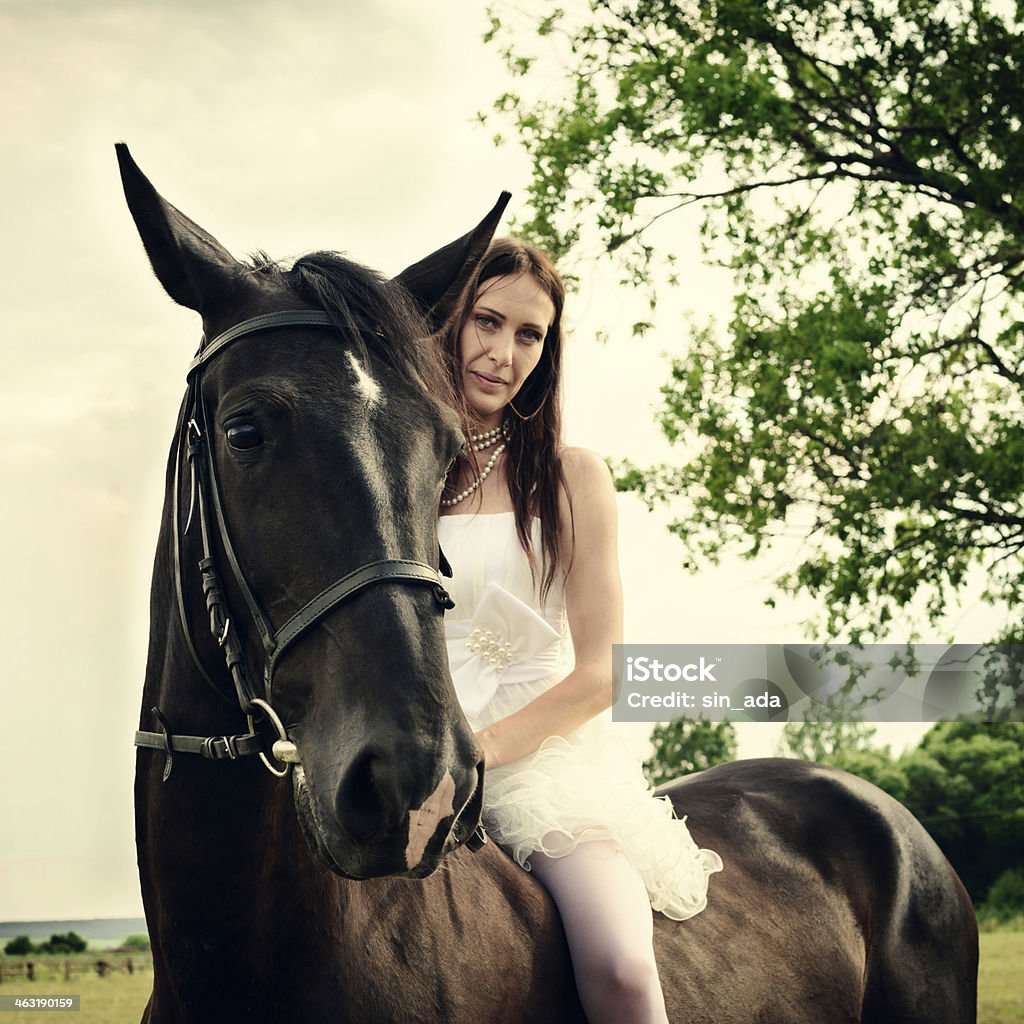 Inhabituel mariée au mariage sur Cheval Noir en plein air - Photo de Activité libre de droits