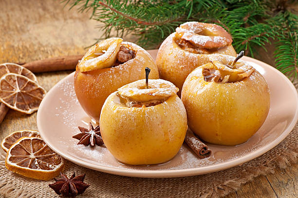 pommes au four avec du miel et de noix - baked apple food meal dessert photos et images de collection