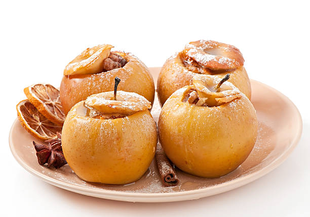cocido manzanas con la miel y nueces - baked apple food meal dessert fotografías e imágenes de stock