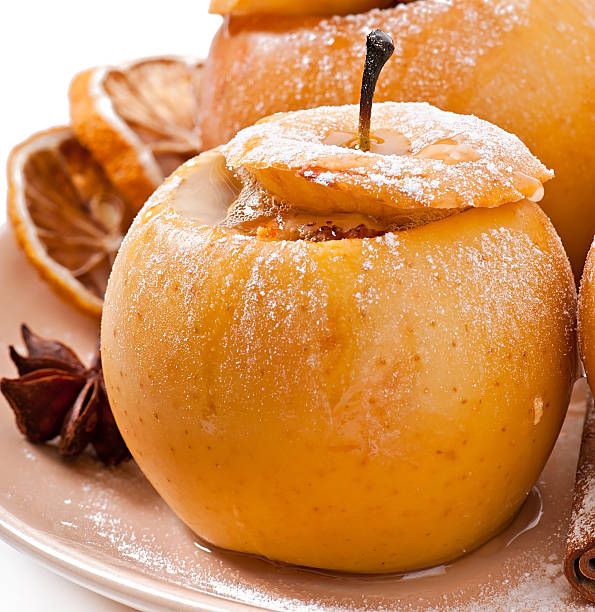pommes au four avec du miel et de noix - baked apple food meal dessert photos et images de collection