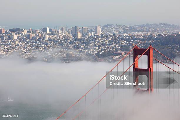 Golden Gate W San Francisco Z Mgły I W Tle - zdjęcia stockowe i więcej obrazów Architektura - Architektura, Bez ludzi, Dzień