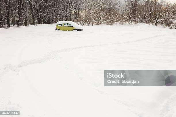 Автомобиль В Снегу — стоковые фотографии и другие картинки Автомобиль - Автомобиль, Внизу, Снег