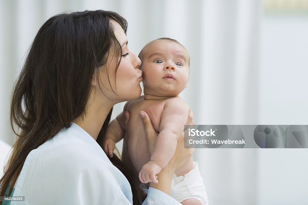 Mother Küssen ein baby mit Windel - Lizenzfrei Alleinerzieherin Stock-Foto