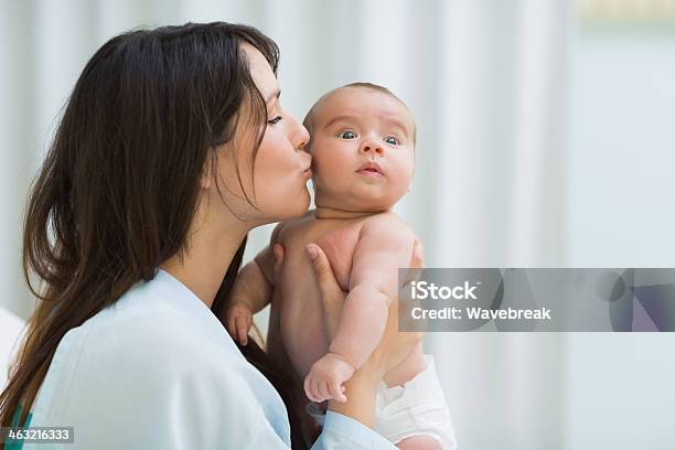 Matka Całować Dziecko W Pieluchy - zdjęcia stockowe i więcej obrazów 30-39 lat - 30-39 lat, Błękitne oczy, Całować