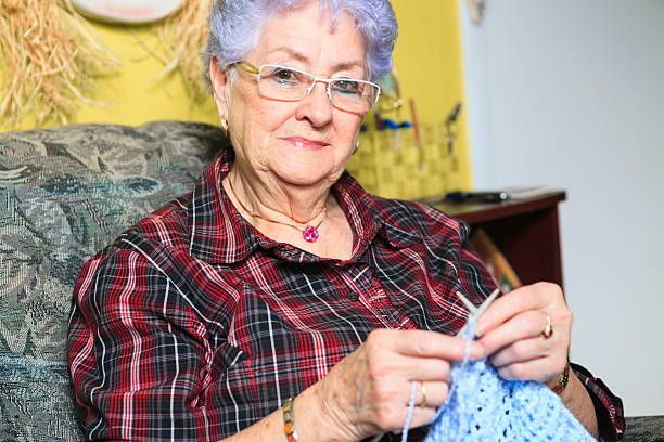 senior maglia-ritratto - knitting arthritis human hand women foto e immagini stock