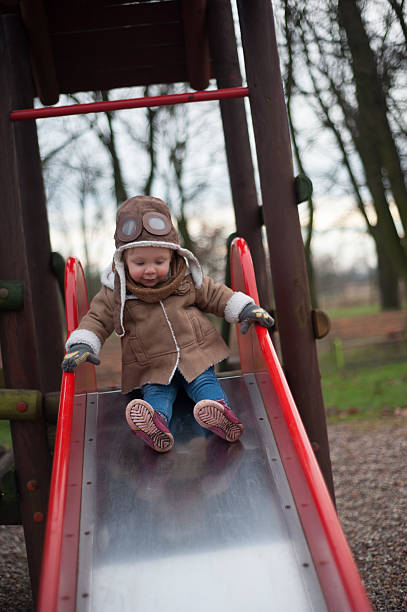 małe pilota na slajdzie - playground snow winter little girls zdjęcia i obrazy z banku zdjęć