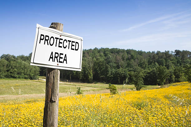 zone protégée: panneau indiquant dans la campagne. - segnalazione photos et images de collection