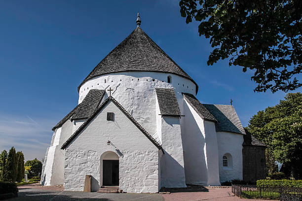 kościół osterlars kirke na bornholm - cyrce zdjęcia i obrazy z banku zdjęć