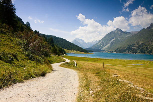marcher autour du lac sils (suisse) - oberengadin photos et images de collection