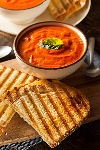 sándwich de queso a la parrilla con sopa de tomate - sopa de tomate fotografías e imágenes de stock
