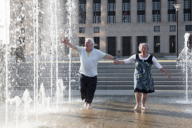 зрелые пары танцуют в fountains - dancing fountains стоковые фото и изображ�ения