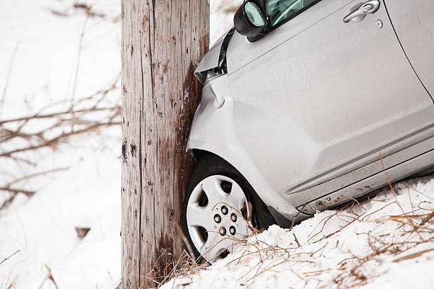 hiver voiture accident véhicule slid la route en pôle électrique - blizzard ice damaged snow photos et images de collection