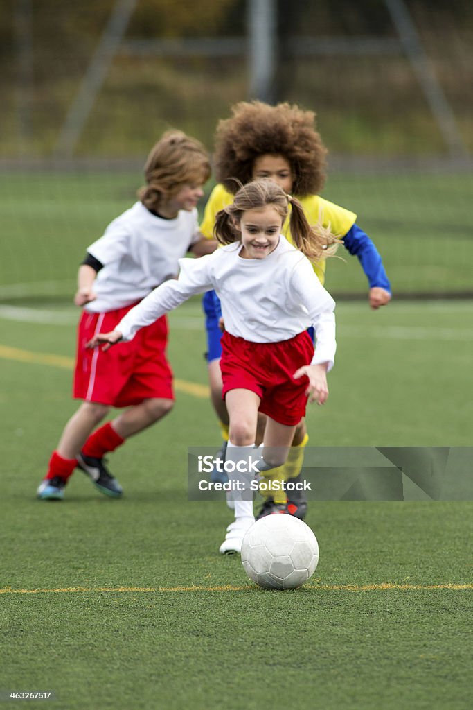 Kinder spielen Fußball - Lizenzfrei Kind Stock-Foto