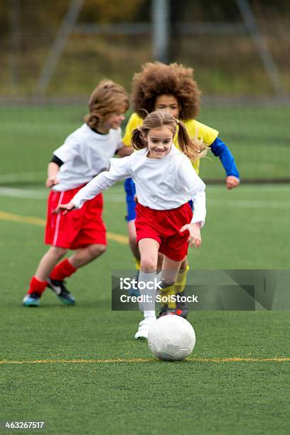 Kinder Spielen Fußball Stockfoto und mehr Bilder von Kind - Kind, Multikulturelle Gruppe, Rennen - Körperliche Aktivität