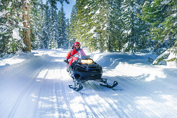 snowmobile en colorado - motoesquí fotografías e imágenes de stock