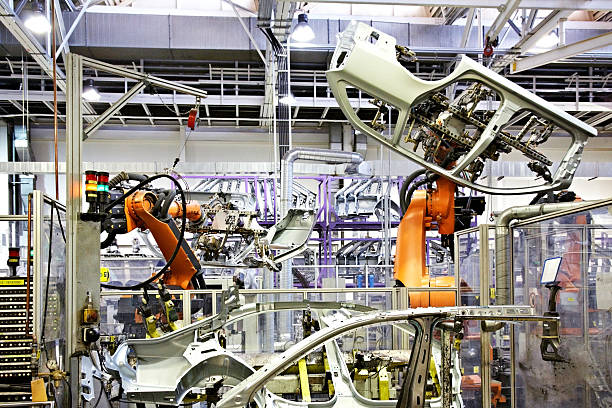 роботы в автомобильный завод - car industry robot arm car plant стоковые фото и изображения