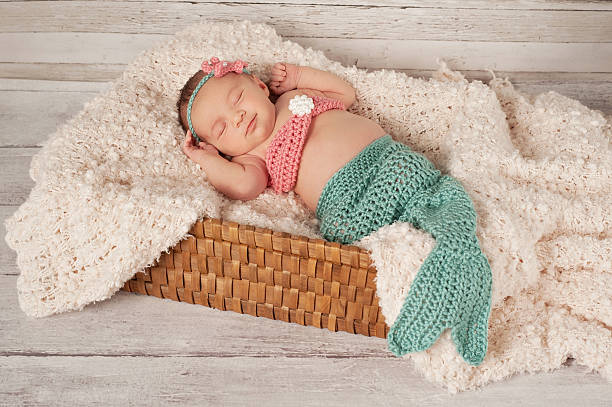 Sonriente Niña Bebé Recién Nacido En Un Disfraz De Sirena Foto de