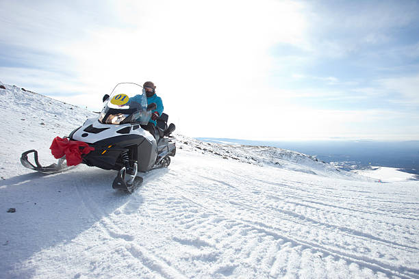 人々の冬の山でのスノーモービル風景 - snowmobiling snow winter mountain ストックフォトと画像