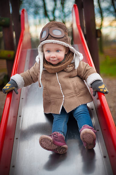 małe pilota na slajdzie - playground snow winter little girls zdjęcia i obrazy z banku zdjęć