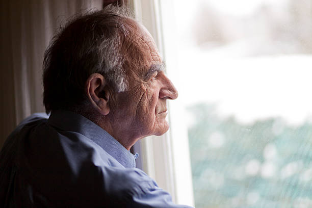 close-up di un uomo anziano, valutando - men senior adult serious depression foto e immagini stock