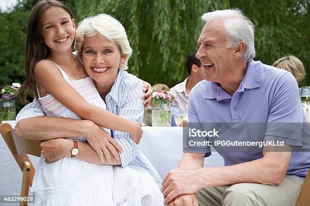 祖父母と孫娘はテーブルの庭園 - テーブルのストックフォトや画像を多数ご用意 - テーブル, 屋外, 祖母