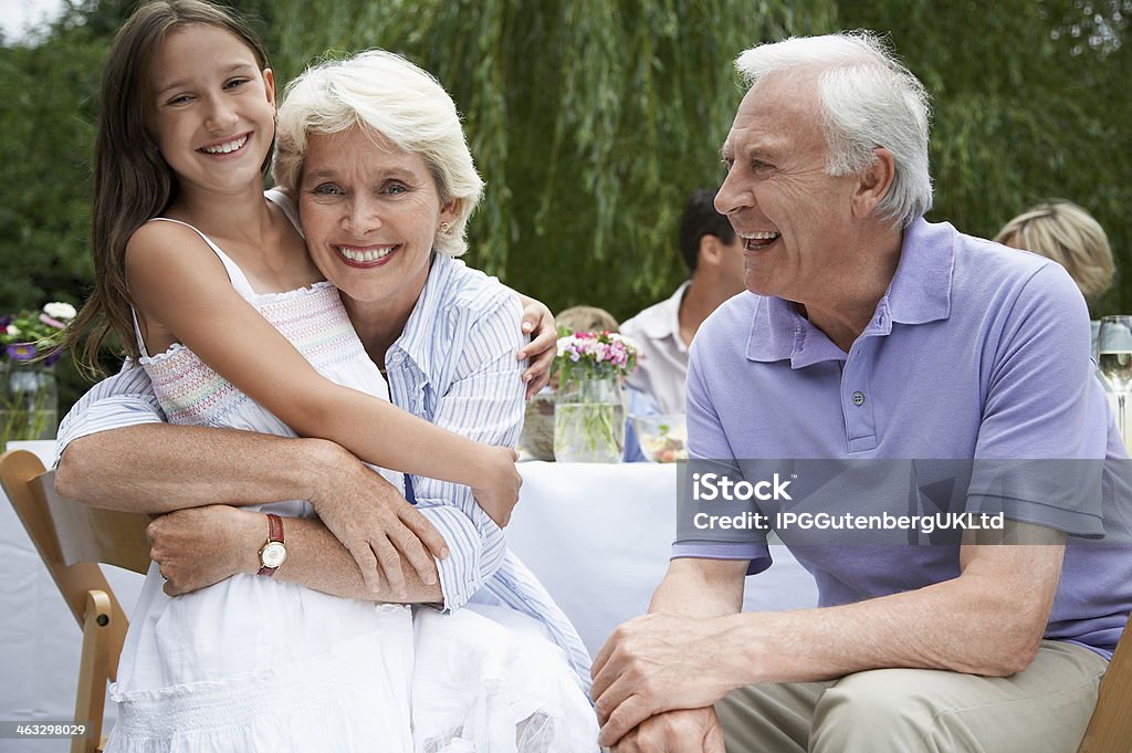 조부모, 손녀 테이블 가든 - 로열티 프리 야외 스톡 사진