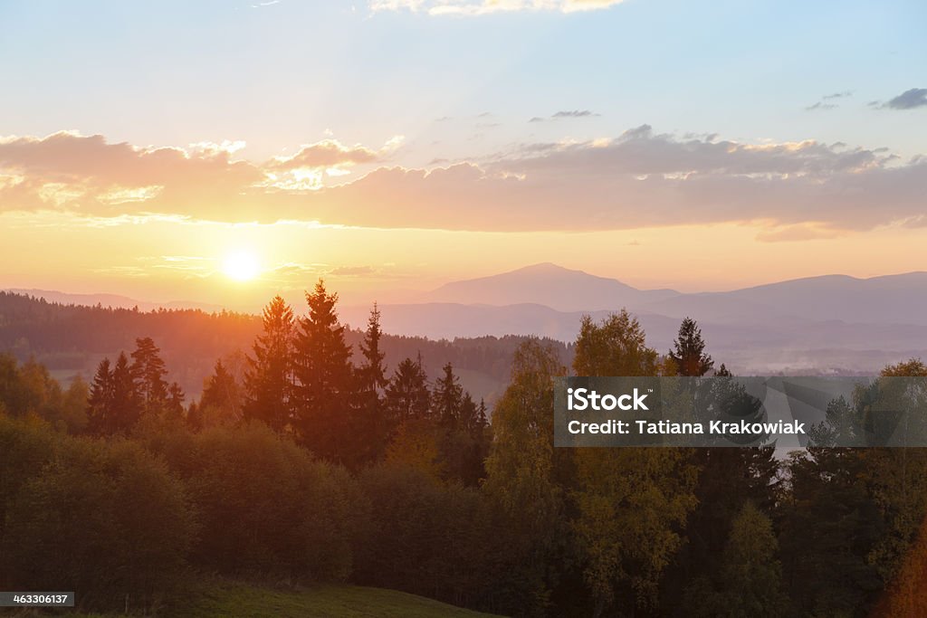 Sonnenuntergang über Wald und die Berge - Lizenzfrei Abenddämmerung Stock-Foto