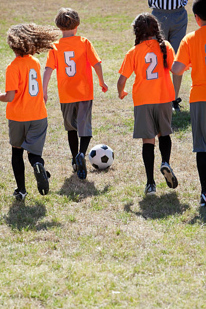 dzieci gry w piłkę nożną - referee rear view back sport zdjęcia i obrazy z banku zdjęć