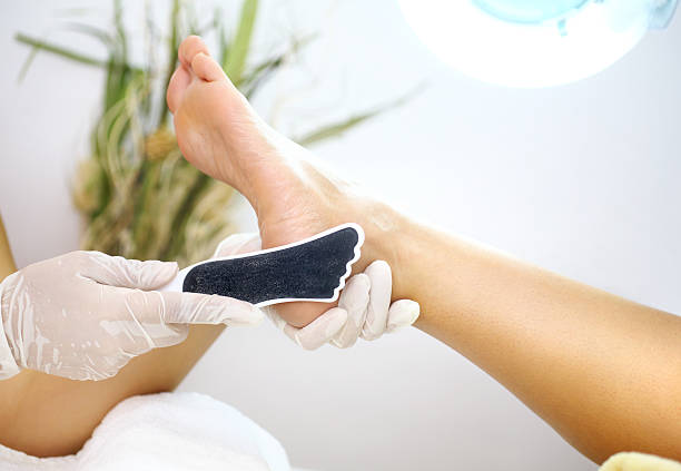 pedicura tratamiento. - human leg smooth human skin human foot fotografías e imágenes de stock