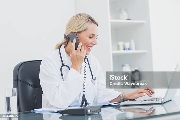 Fröhlich Arzt Am Telefon In Ihrem Büro Stockfoto und mehr Bilder von Arbeiten - Arbeiten, Arzt, Berufliche Beschäftigung