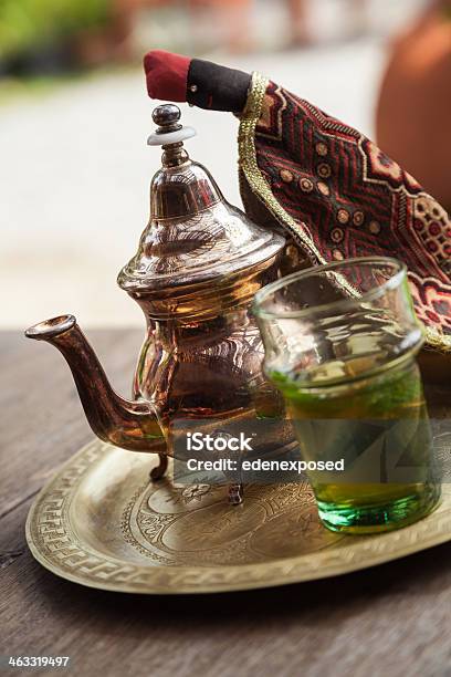 Marocchina Tè Alla Menta - Fotografie stock e altre immagini di Bevanda calda - Bevanda calda, Bibita, Bicchiere
