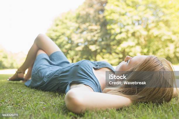 Pretty Young Blonde Lying On The Grass 20-29세에 대한 스톡 사진 및 기타 이미지 - 20-29세, 고요한 장면, 귀여운