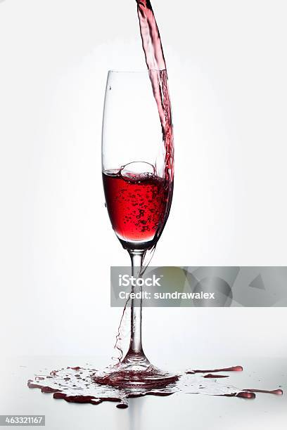 Photo libre de droit de Verre De Vin Rouge banque d'images et plus d'images libres de droit de Alcool - Alcool, Flûte à champagne, Objet ou sujet détouré