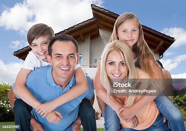 Foto de Família Feliz Na Frente De Casa e mais fotos de stock de Casa - Casa, Dois genitores, Nuvem