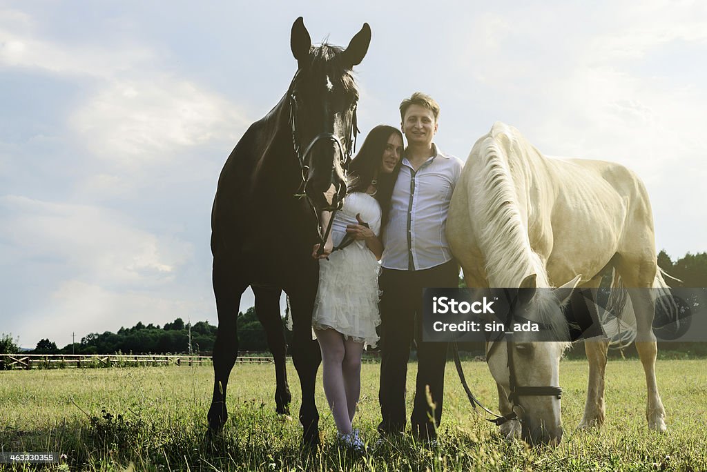 Casamento de invulgar casal feliz perto de cavalos - Foto de stock de Casamento royalty-free