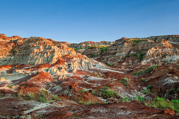 Canadian Landscape: The Badlands of Drumheller, Alberta Near sunset over the Drumheller badlands at the Dinosaur Provincial Park in Alberta, where rich deposits of fossils, including dinosaur bones, have been found. The park is now an UNESCO World Heritage Site. drumheller stock pictures, royalty-free photos & images